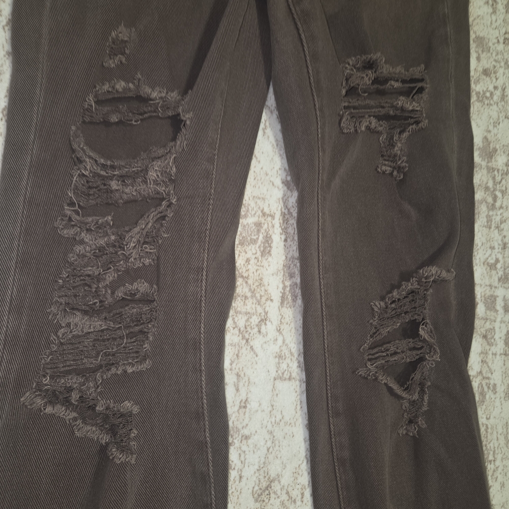 Edgy Distressed Straight Leg Jeans - Picture 3 of 5